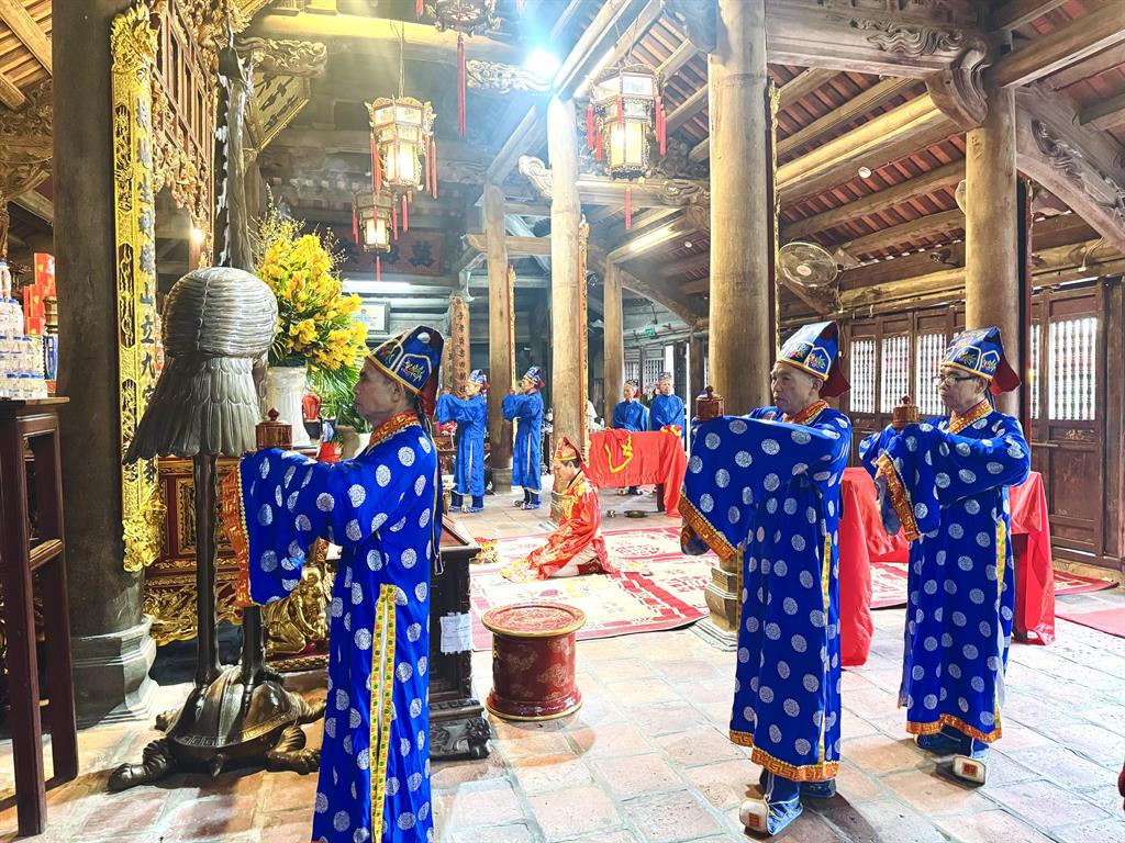 Đội tế thực hiện nghi lễ cầu cho mưa thuận, gió hoà tại đền Kiếp Bạc. Ảnh: TC.&nbsp;