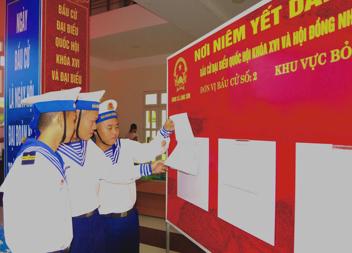 Sáng nay, các cán bộ, chiến sĩ Hải quân đã nô nức tham gia ngày hội bầu cử&nbsp;đại biểu Quốc hội khóa XVI và đại biểu HĐND TP Hồ Chí Minh khóa XI. Ảnh: H.Đ.