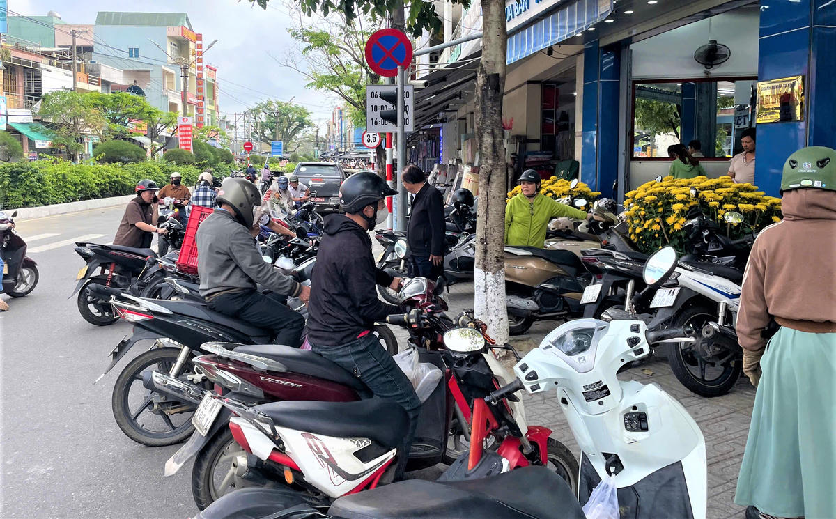 Người dân đến mua vàng tại cửa hàng vàng Kim Việt. Ảnh: Tấn Thành.