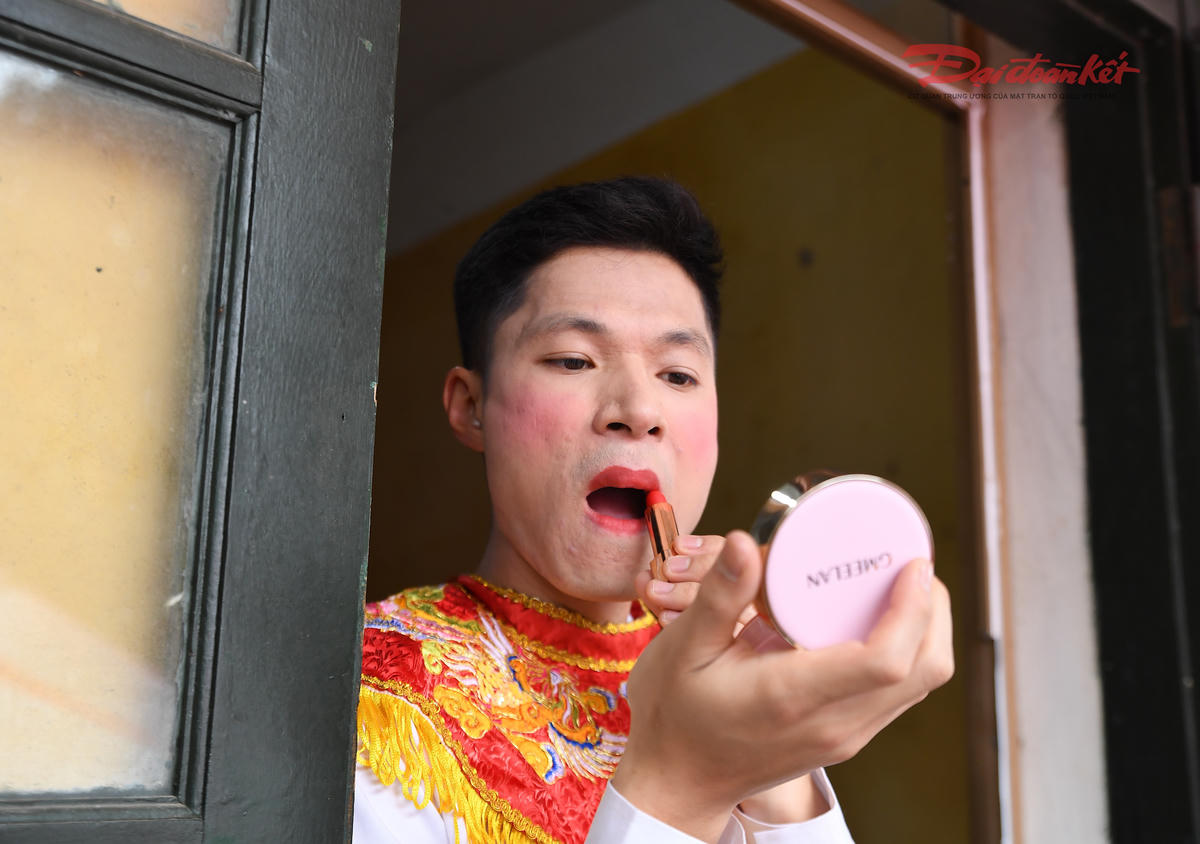 Có những chàng trai có thể tự trang điểm cho mình để thành một cô gái duyên dáng, nết na. Ảnh: Phạm Sỹ.