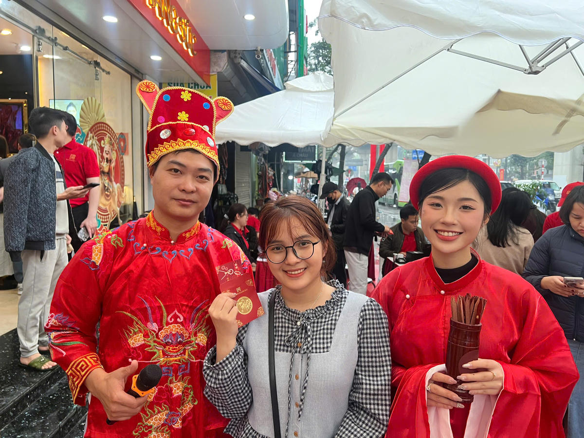 Người dân vui vẻ vì đã mua được vàng đúng ngày Vía Thần tài