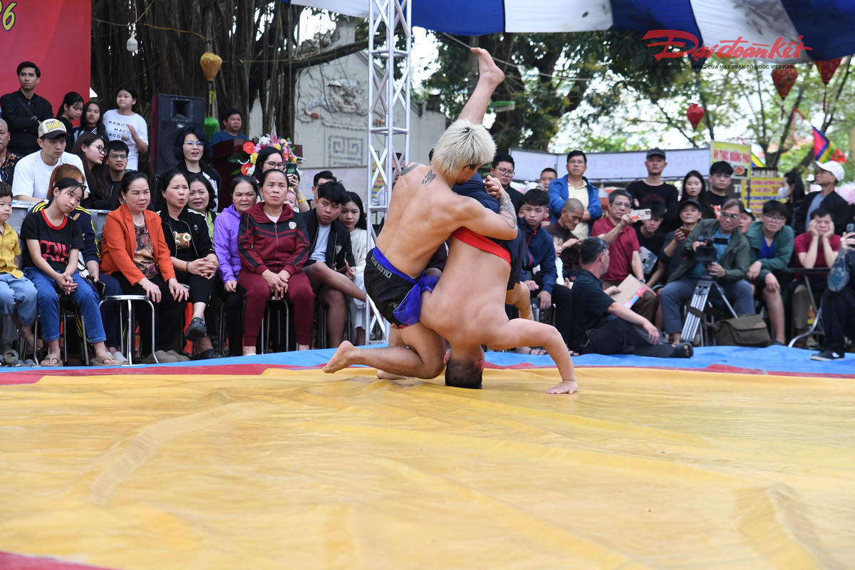 Mỗi thế đánh hiểm, mỗi pha phá thế linh hoạt đều thể hiện bản lĩnh, kinh nghiệm và sự khổ luyện bền bỉ của các đô vật. Ảnh: Phạm Sỹ.