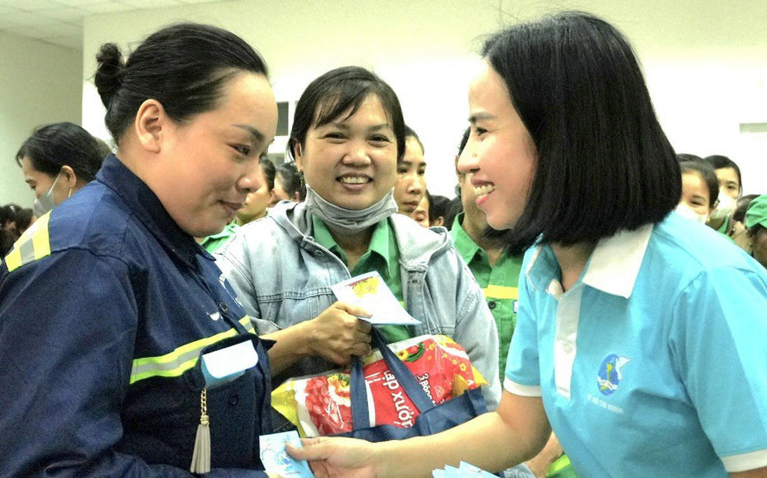 Bà Võ Ngọc Thanh Trúc (bên phải) - Chủ tịch Hội LHPN TP Hồ Chí Minh, tặng quà các nữ công nhân môi trường. Ảnh: PT.