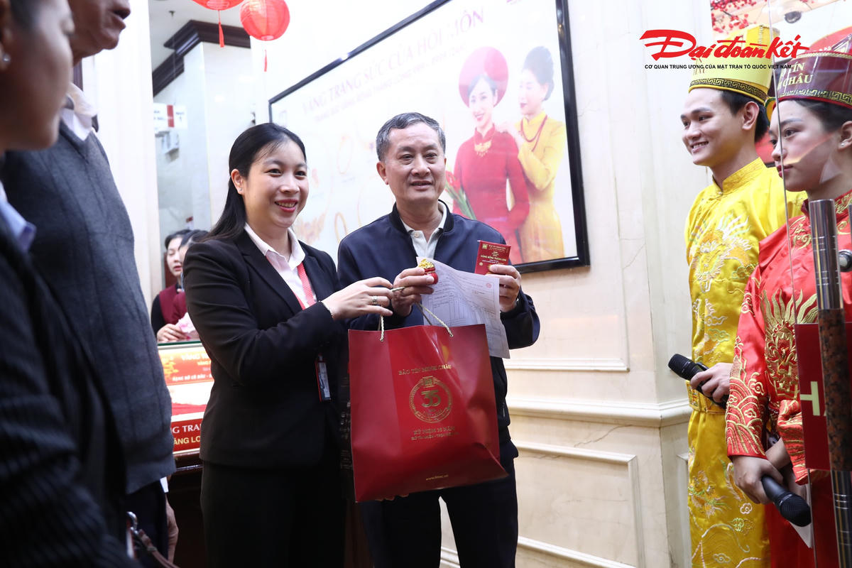 Tại Bảo Tín Minh Châu, ông Tô Hòa Bình không giấu được niềm vui khi sau nhiều giờ chờ đợi đã trở thành vị khách đầu tiên mua được vàng trong ngày vía Thần Tài.