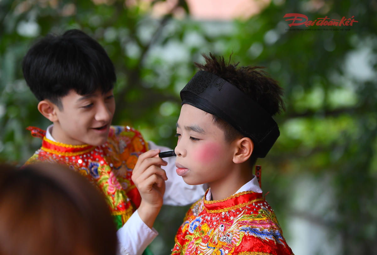 Hai em nhỏ trang điểm cho nhau. Ảnh: Phạm Sỹ.