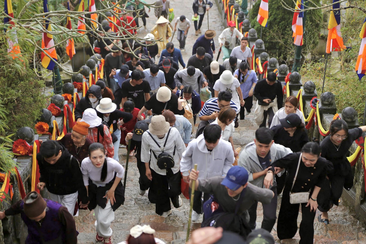 Sau khi kết thúc lễ khai hội, phật tử, nhân dân và du khách leo núi Yên Tử để tham quan các ngôi chùa cổ, am, tháp và&nbsp;chiêm bái lễ Phật.