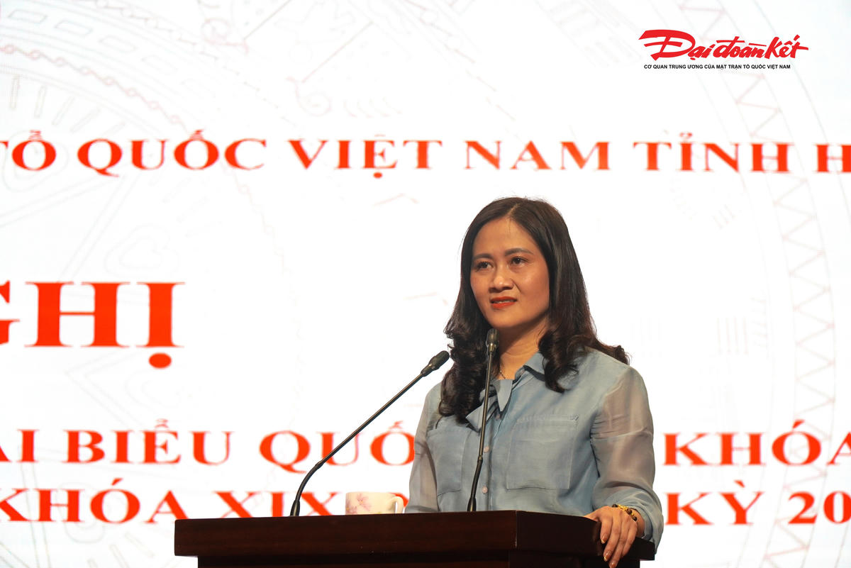 Phó Chủ tịch Ủy ban MTTQ Việt Nam tỉnh Hà Tĩnh Phạm Thị Thu Hà phát biểu tại hội nghị. Ảnh: Hạnh Nguyên.