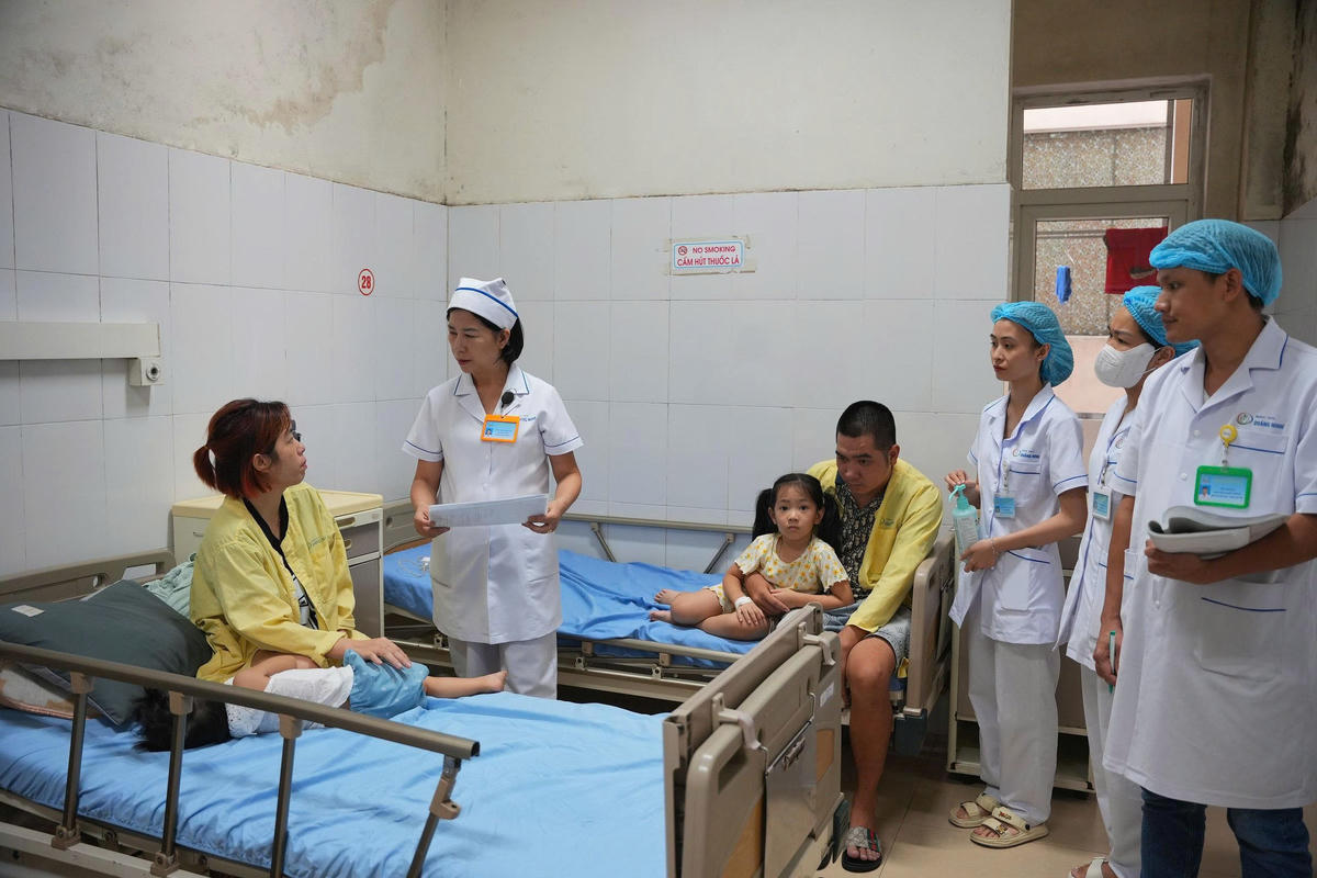 Bà Ngô Thị Mai Hương, Trưởng phòng Điều dưỡng Bệnh viện Sản Nhi tỉnh Quảng Ninh đang chăm sóc bệnh nhân