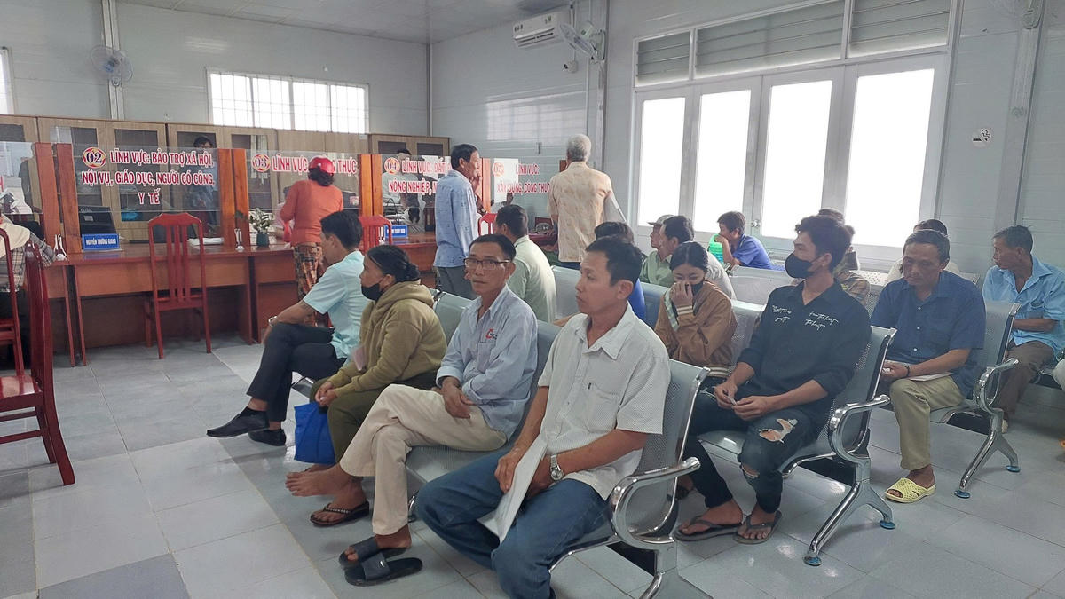 Người dân đến làm thủ tục hành chính tại bộ phận tiếp nhận và trả kết quả của ở Trung tâm hành chính công tỉnh Cà Mau. Ảnh: Nguyên Du