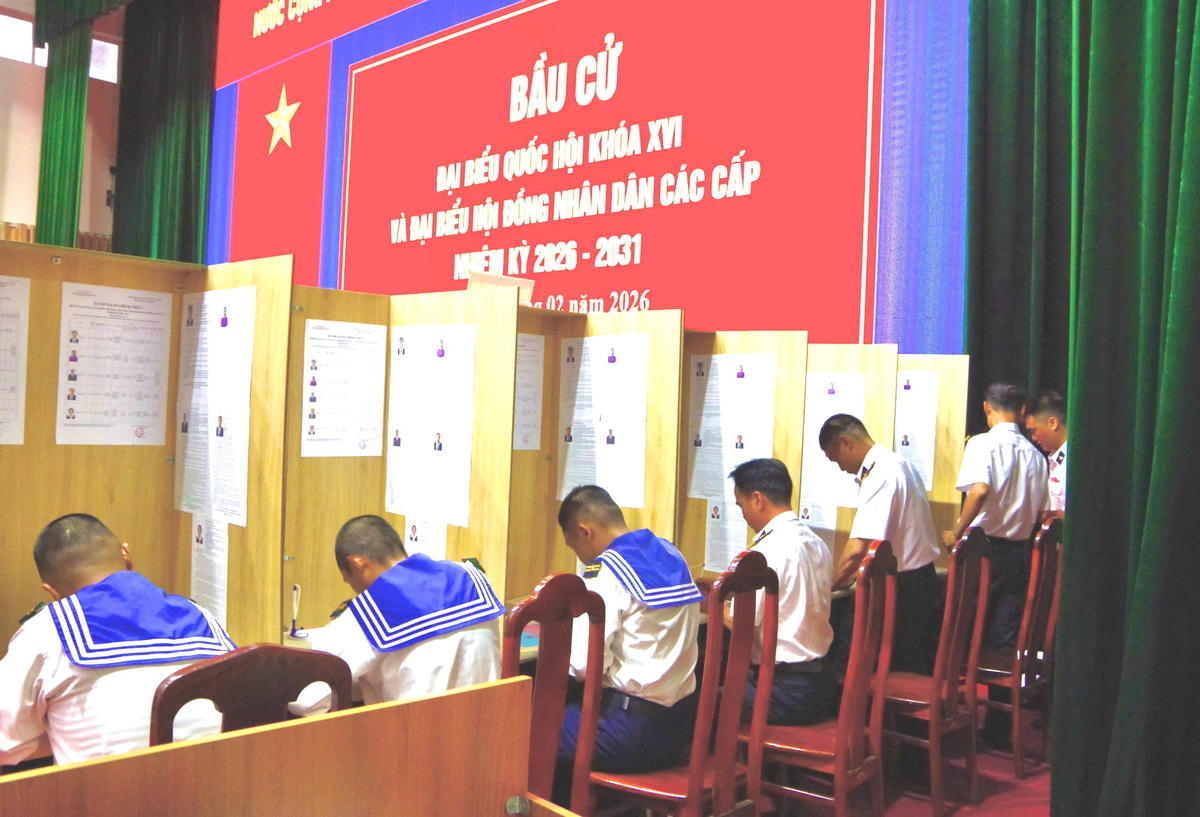 Cán bộ, chiến sĩ viết phiếu bầu, thể hiện tinh thần trách nhiệm trước ngày hội lớn của toàn dân. Ảnh: H.Đ