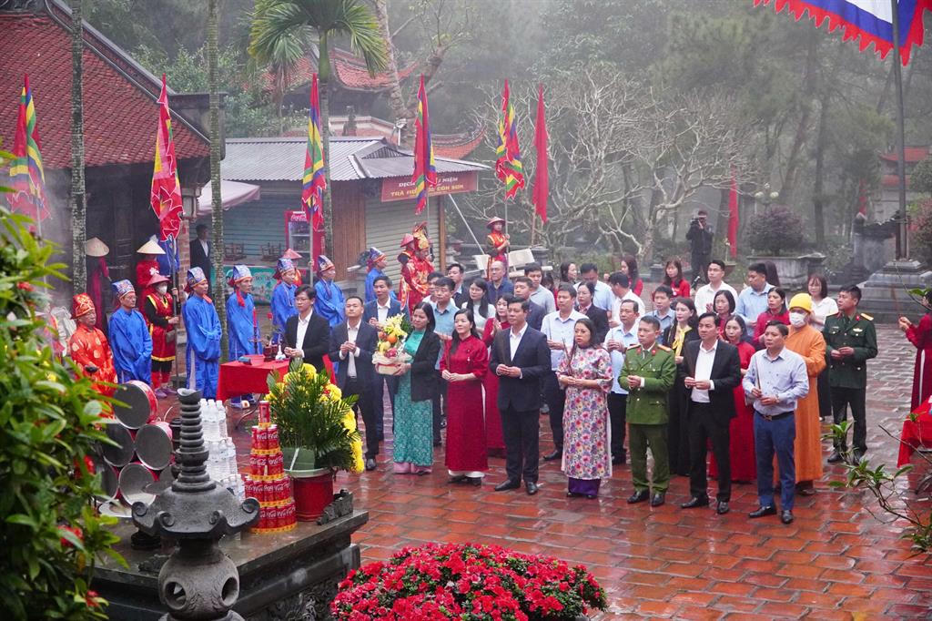  Ban tổ chức dâng hương tại đền Nguyễn Trãi. Ảnh: TC.&nbsp;