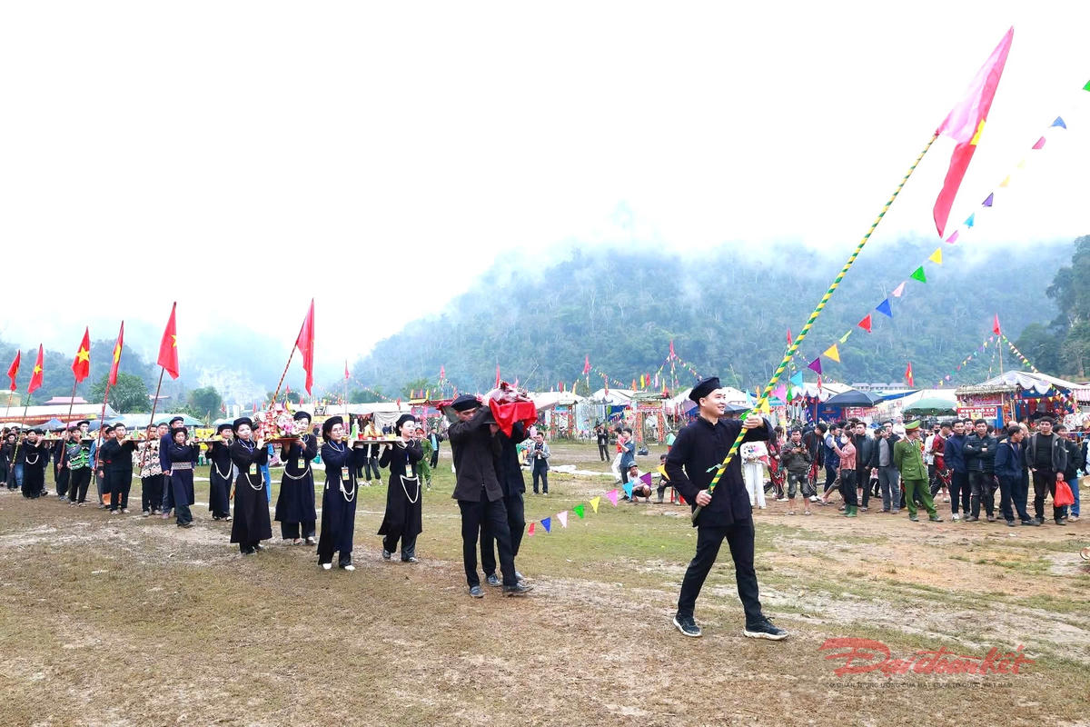 Nghi lễ rước mâm cỗ tạ trời đất. Ảnh: Anh Toán.