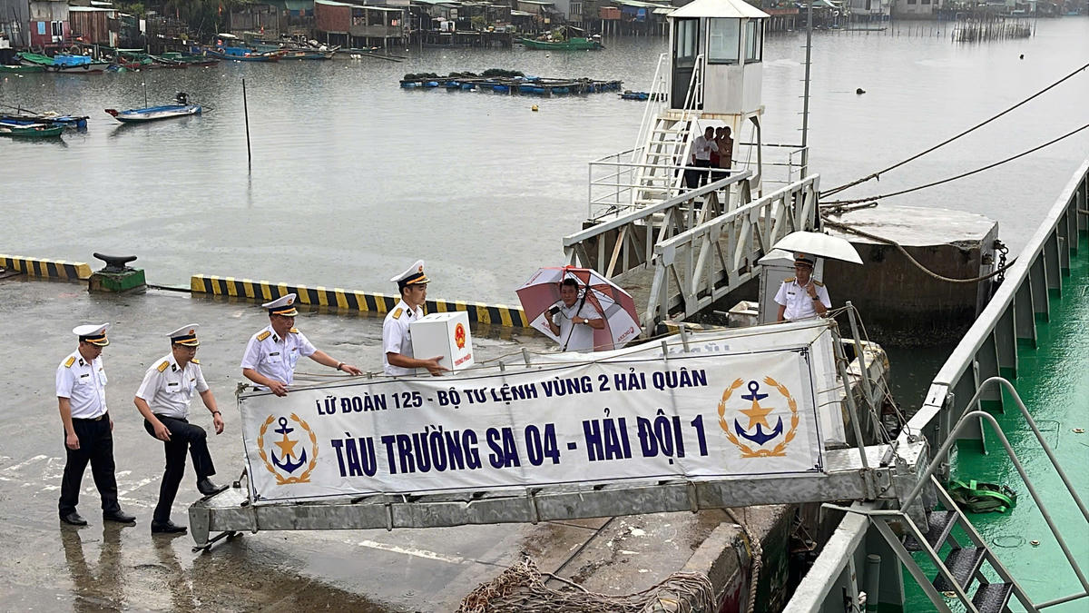 Đưa hòm phiếu lên tàu phục vụ bầu cử trên biển