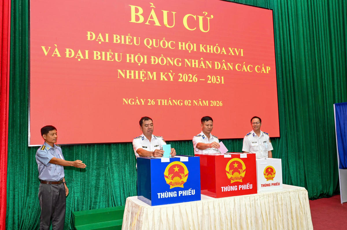 Các cử tri thực hiện quyền và nghĩa vụ công dân. Ảnh: Đức Định.