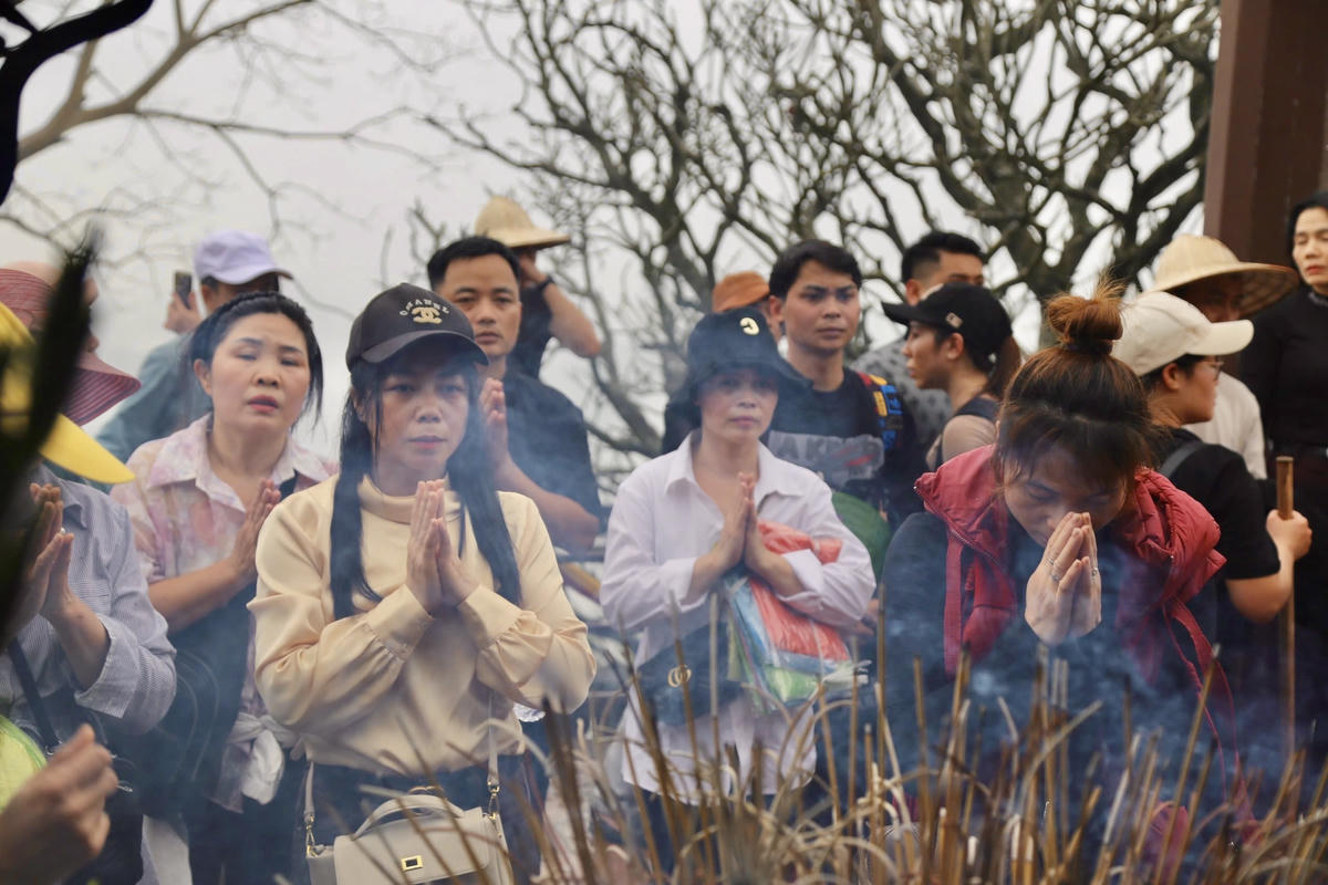 Người dân thắp hương tại chùa Hoa Yên để cầu cho năm mới may mắn, bình an.