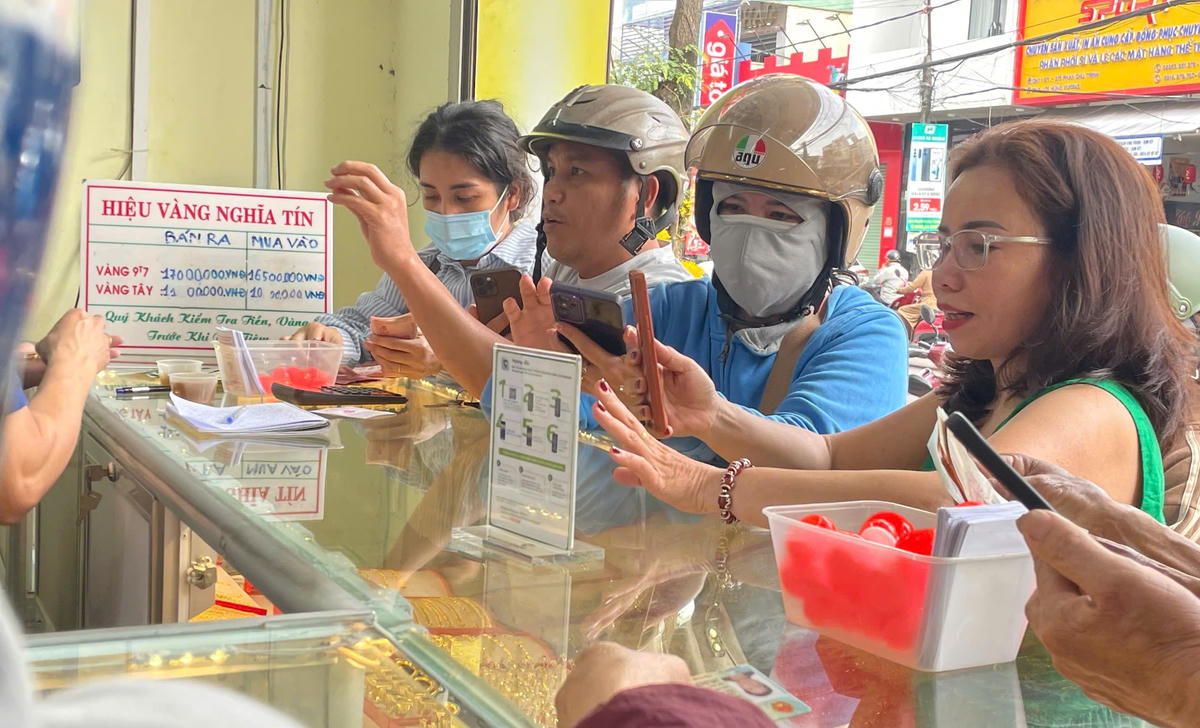 Nhiều người dân đang hỏi mua vàng. Ảnh: CV.
