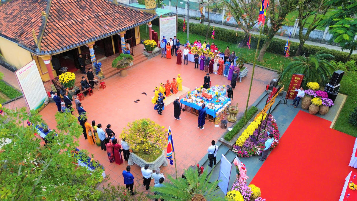 Các bậc cao niên Hương Trà đang làm bị cho nghi lễ cúng đầu năm. Ảnh: Nguyễn Tín.