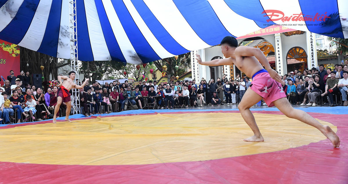 Hai đô vật thực hiện những động tác chào hỏi, thăm dò đối phương trước khi nhập cuộc. Ảnh: Phạm Sỹ.