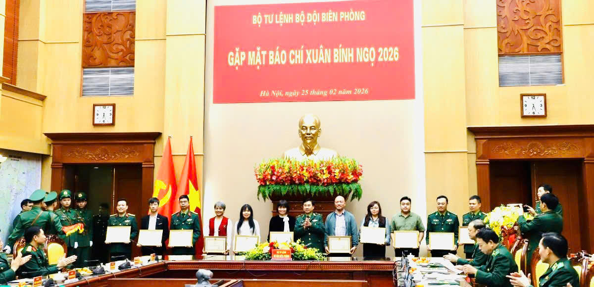 Thiếu tướng Võ Tiến Nghị, Phó Tư lệnh Bộ đội Biên phòng trao Bằng khen của Bộ Tư lệnh Bộ đội Biên phòng tặng các cá nhân vì đã có thành tích xuất sắc trong công tác tuyên truyền về biên giới và Bộ đội Biên phòng năm 2025. Ảnh: Xuân Khoa.