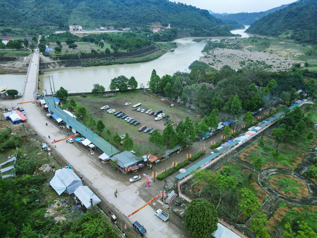 Bãi giữ xe tại khu di tích phục vụ nhu cầu của người dân. Ảnh: Đình Minh