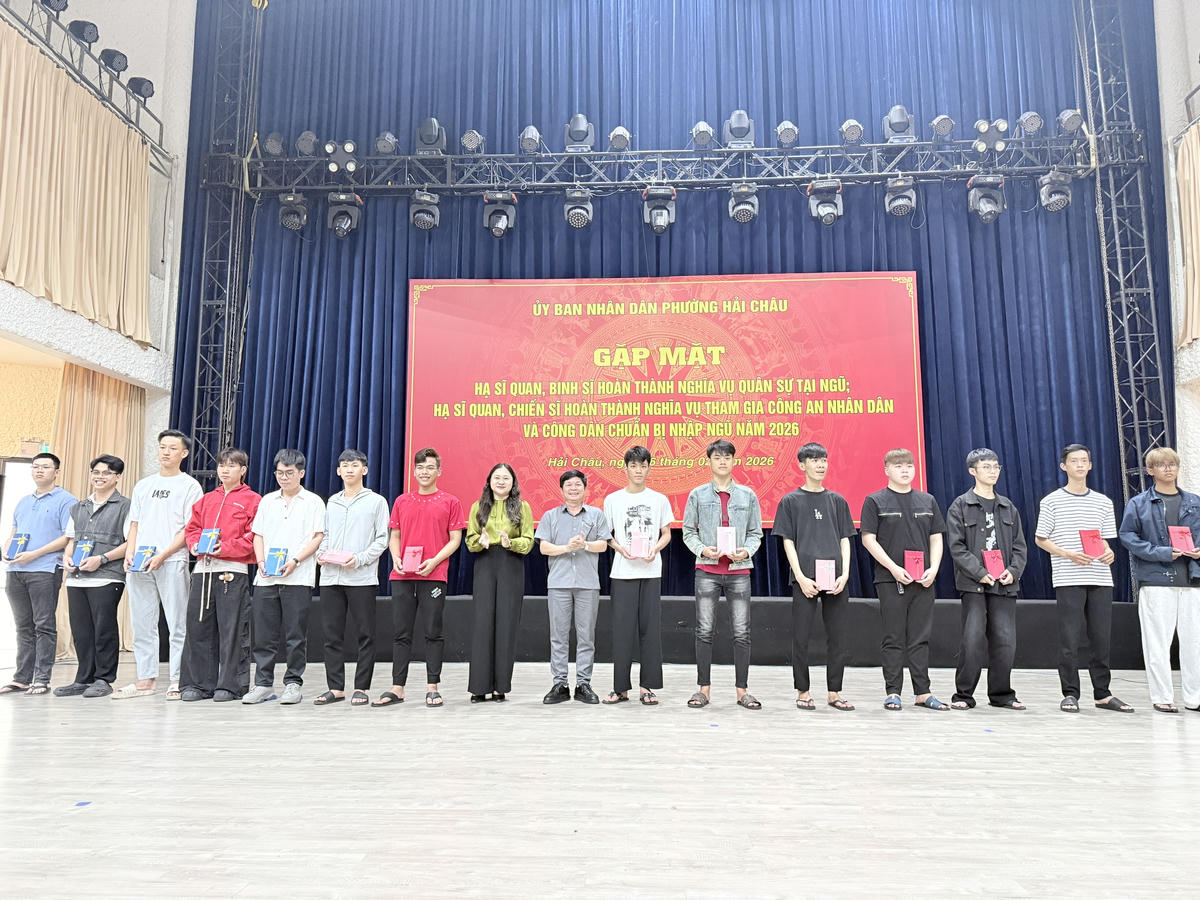 Bà Cao Thị Huyền Trân, Bí thư Đảng ủy; ông Nguyễn Văn Duy, Chủ tịch UBND phường tặng quà cho thanh niên chuẩn bị nhập ngũ. Ảnh: Nguyễn Tú.