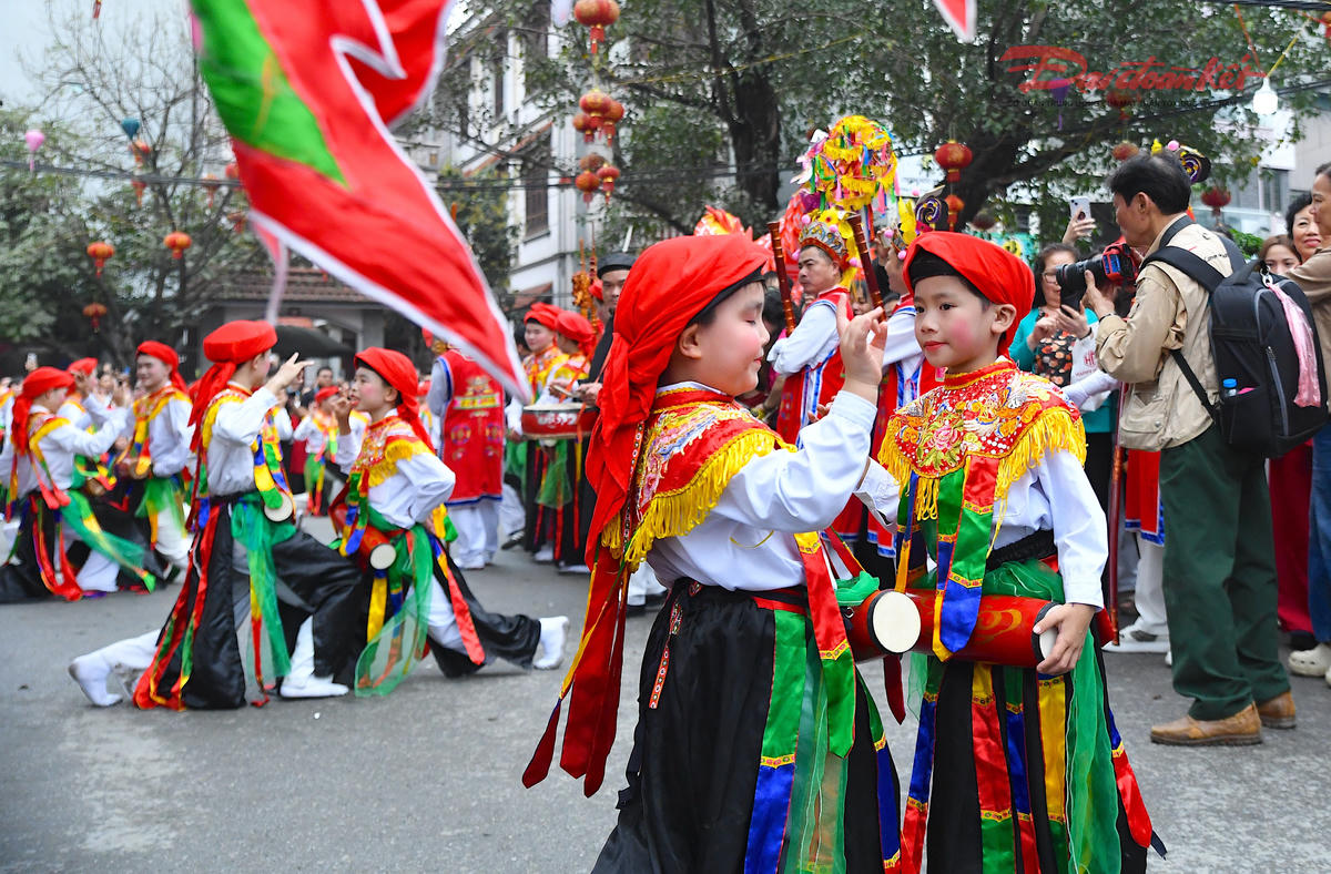 Hai em nhỏ một cặp cùng nhau hoà vào tiếng trống và những điệu múa cổ. Ảnh: Phạm Sỹ.