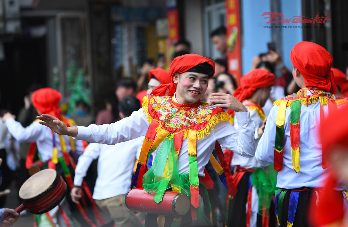 Nét mặt rạng rỡ của "con đĩ" khi điệu múa bước vào cao trào. Ảnh: Phạm Sỹ.