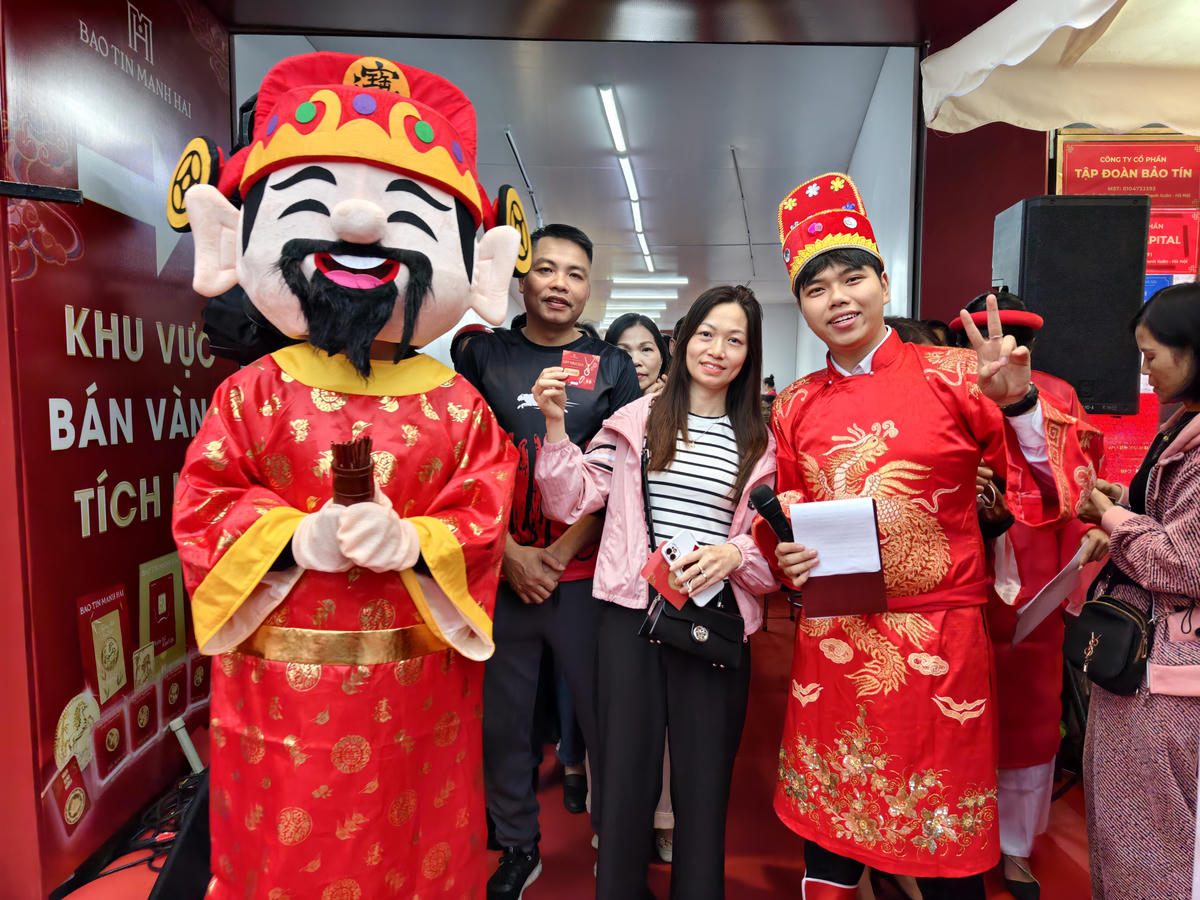 Người dân vui mừng vì đã mua được vàng.