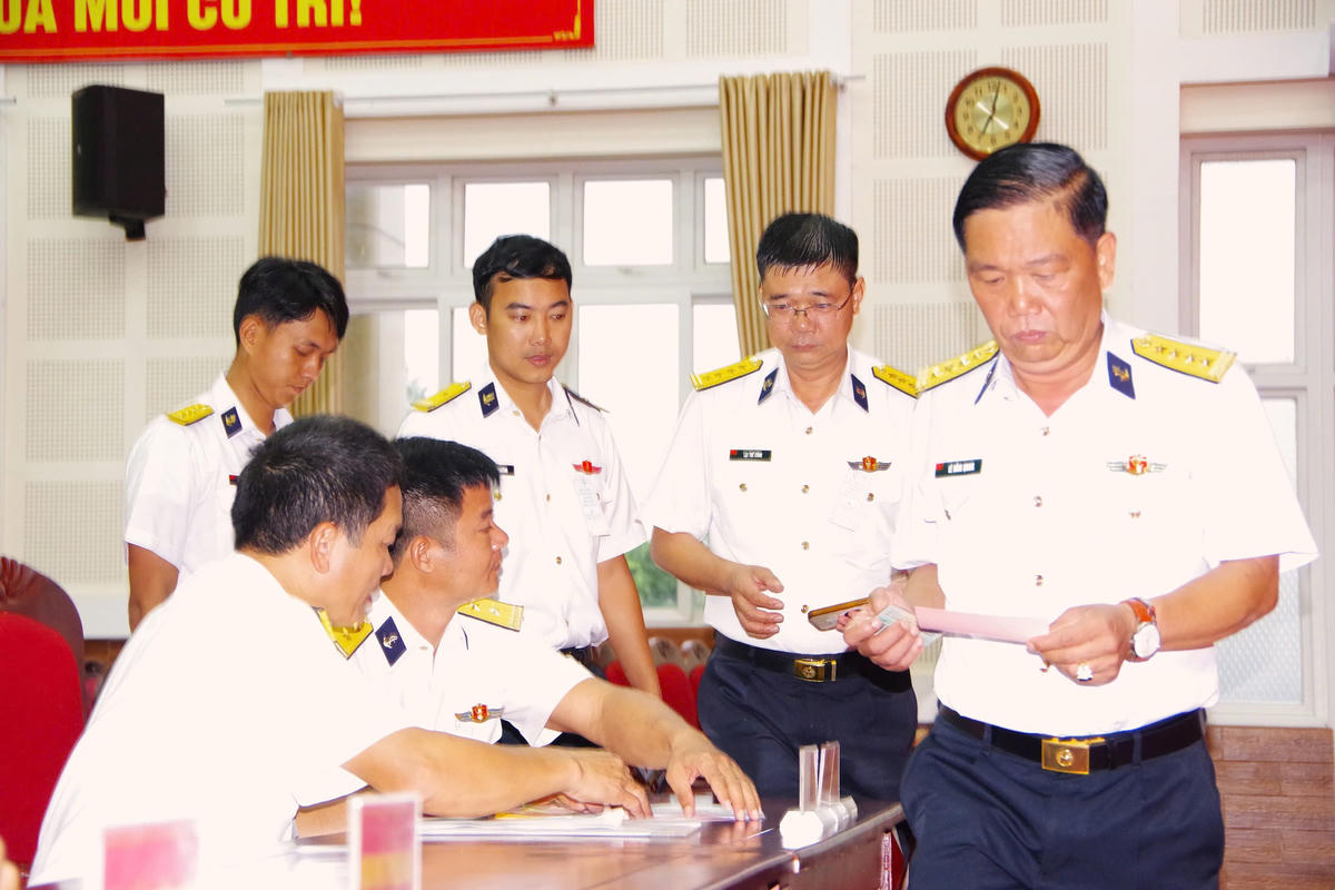 Cử tri hoàn tất việc ghi phiếu và lần lượt thực hiện quyền công dân trong không khí trang nghiêm