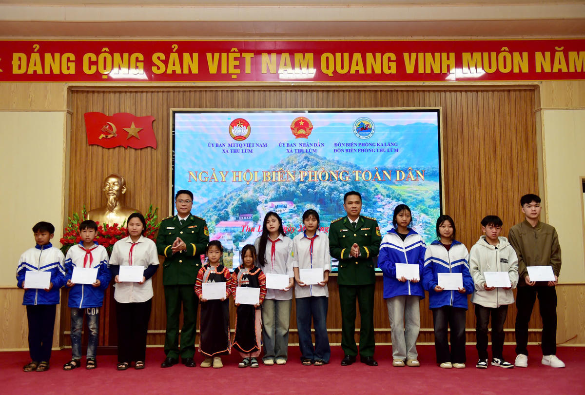 Tặng quà cho các cháu học sinh có hoàn cảnh khó khăn.