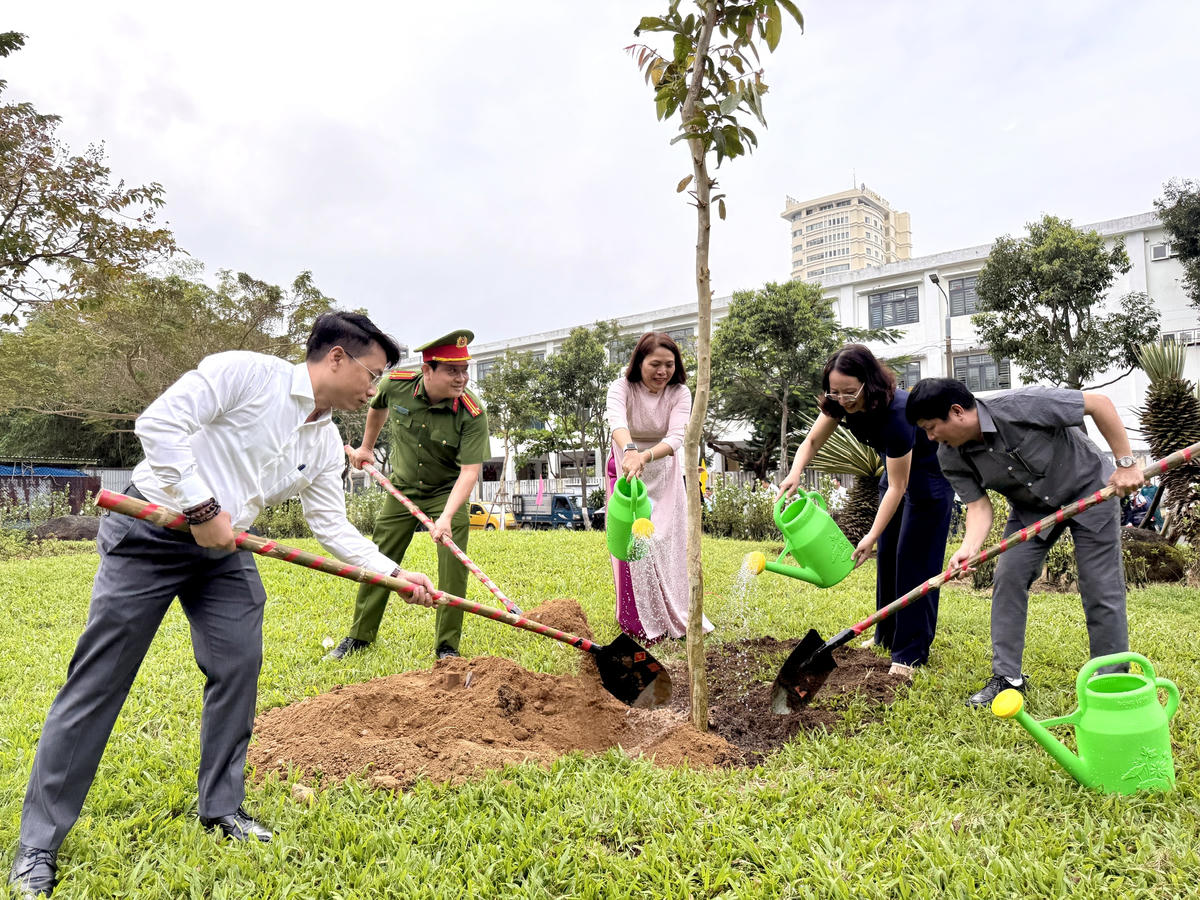 Từ phải sang: ông Nguyễn Văn Duy, Chủ tịch; bà Lê Quí Hà, Phó Chủ tịch UBND phường; bà Hoàng Thị Ngọc Hiếu, Phó Giám đốc Công ty Môi trường Đô thị Đà Nẵng; Trung tá Huỳnh Đức Thắng, Phó trưởng Công an phường Hải Châu; ông Nguyễn Hoà Bình, Phó Giám đốc Công ty Công viên Cây xanh Đà Nẵng trồng cây. Ảnh: Nguyễn Tú.