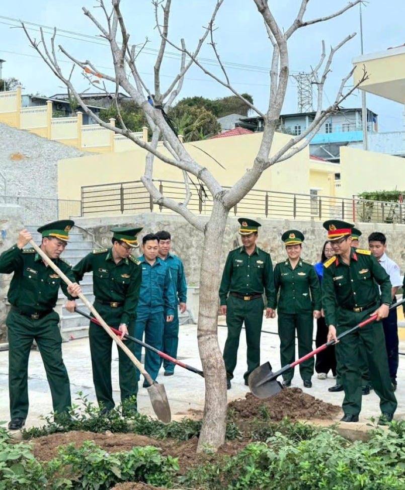Bộ đội Biên phòng tỉnh Khánh Hòa và các đơn vị tham gia trồng cây tại buỗi lễ. Ảnh CT