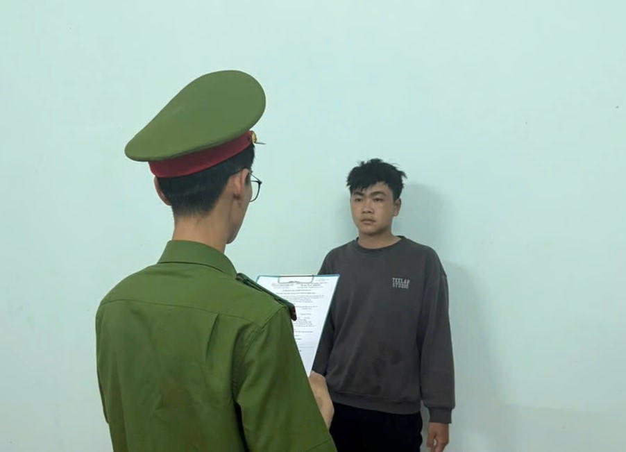 Lực lượng Công an đọc quyết định bắt đối tượng Trần Hữu Trí. Ảnh: CV.