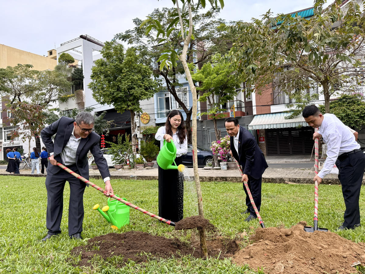 Ông Nguyễn Đình Vĩnh, Phó Bí thư Thường trực Thành ủy (thứ 2 từ phải sang); bà Cao Thị Huyền Trân, Bí thư Đảng ủy phường; ông Võ Thành, Chi cục trưởng Chi cục Bảo vệ môi trường và ông Phan Hữu Phụng, Phó Chủ tịch UBND phường Hải Châu trồng cây. Ảnh: Nguyễn Tú.