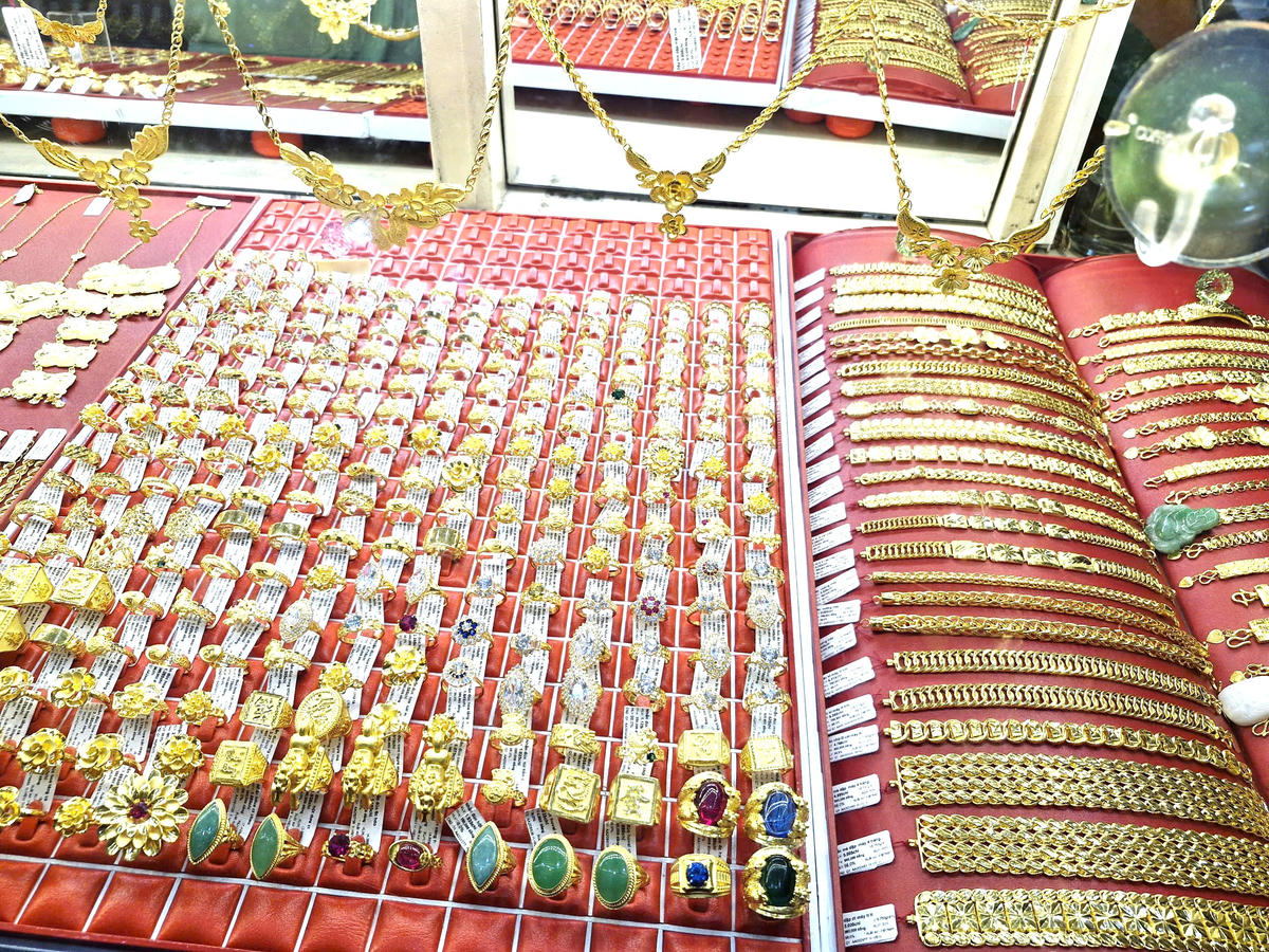 Không ít người cho rằng, ngày vía Thần Tài mua vàng gì để cầu may cũng được. Ảnh: S.X