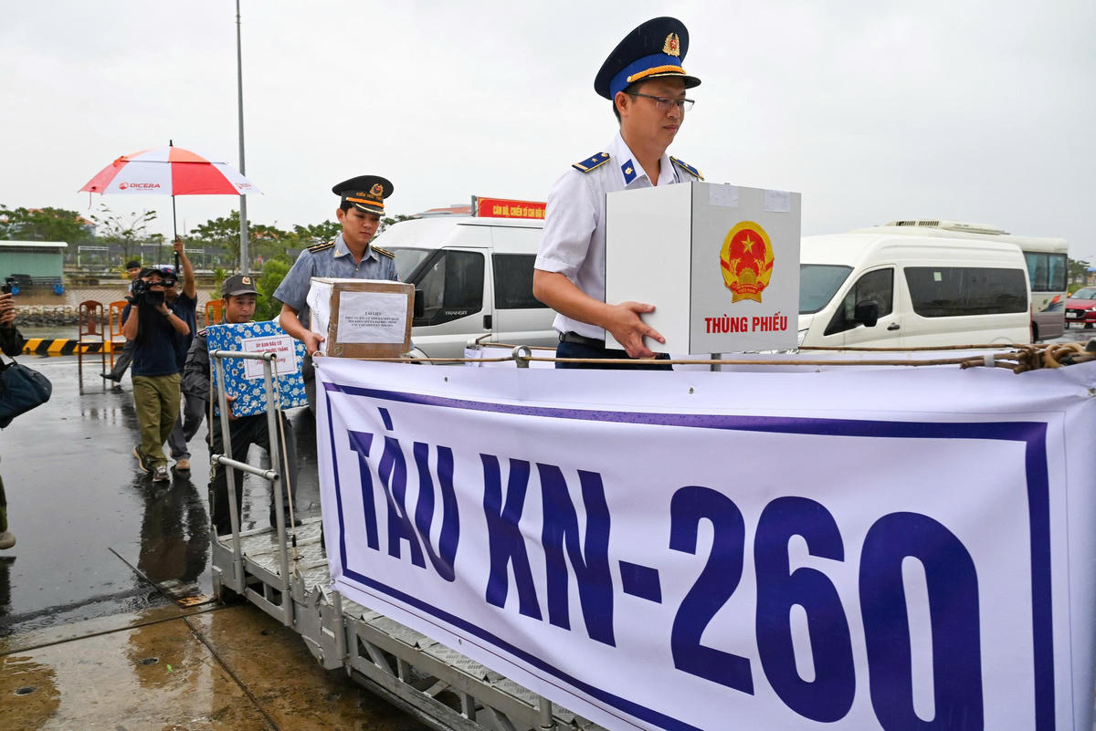 Tổ bầu cử di chuyển hòm phiếu lên Tàu KN 260 để đưa ra biển cho cán bộ, nhân viên đang làm nhiệm vụ trên biển thực hiện bầu cử. Ảnh: Đức Định.