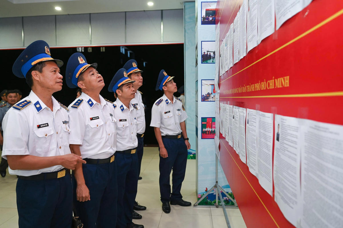 Các cử tri nghiên cứu danh sách các đại biểu ứng cử. Ảnh: Đức Định.