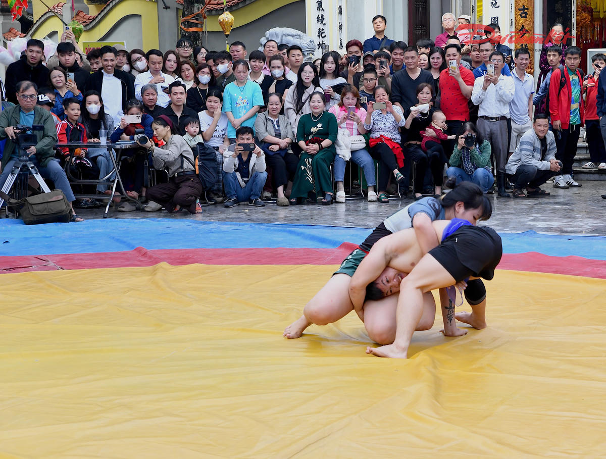 Giây phút giằng co của hai đô vật. Ảnh: Phạm Sỹ.