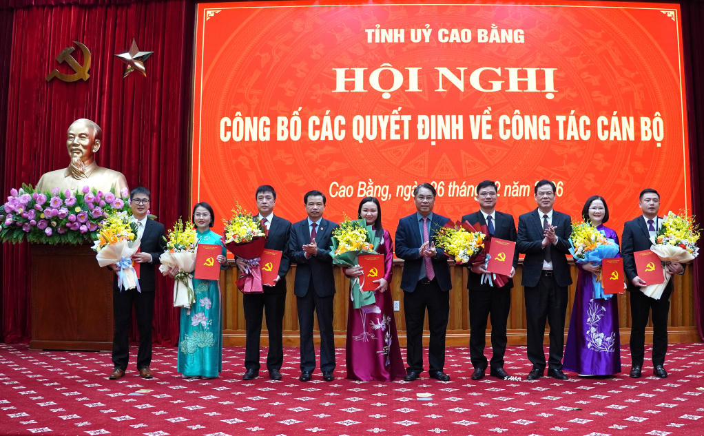 Thường trực Tỉnh ủy Cao Bằng trao các quyết định và tặng hoa cán bộ được điều động, bổ nhiệm. Ảnh: Báo Cao Bằng.