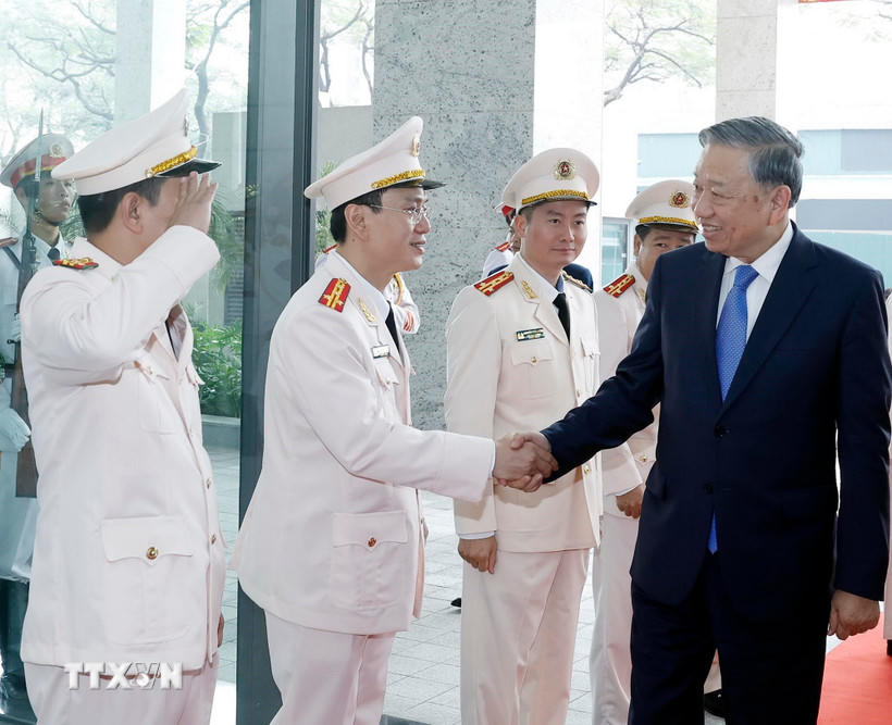 Tổng Bí thư Tô Lâm thăm, chúc Tết Cục An ninh điều tra (Bộ Công an). (Ảnh: Thống Nhất/TTXVN).