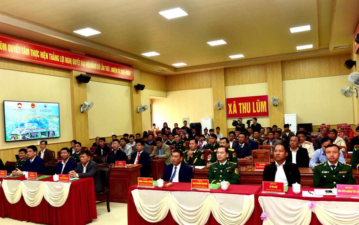 Các đại biểu và nhân dân dự Ngày hội.