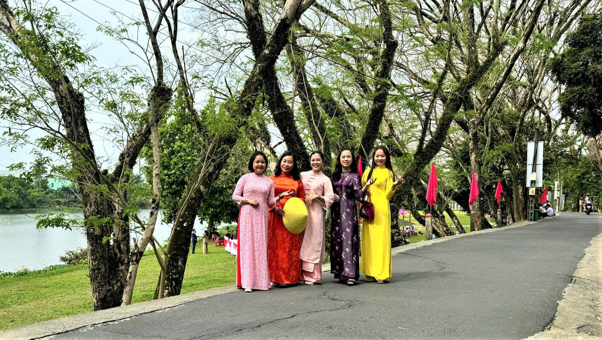 Du khách check in trên các tuyến đường làng Hương Trà. Ảnh: Nguyễn Tín.