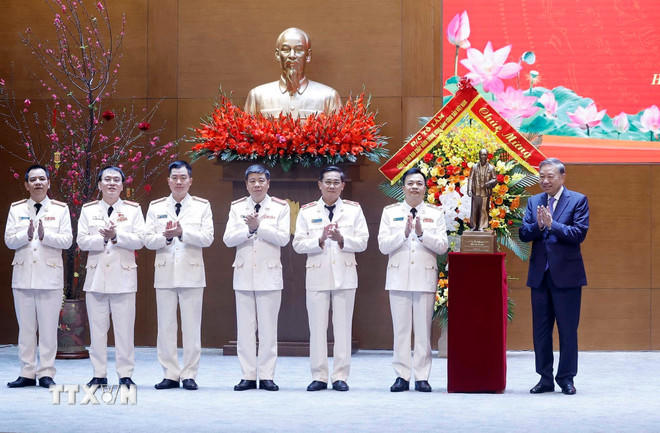 Tổng Bí thư Tô Lâm trao tặng bức tượng Chủ tịch Hồ Chí Minh cho Cục An ninh điều tra (Bộ Công an). (Ảnh: Thống Nhất/TTXVN).