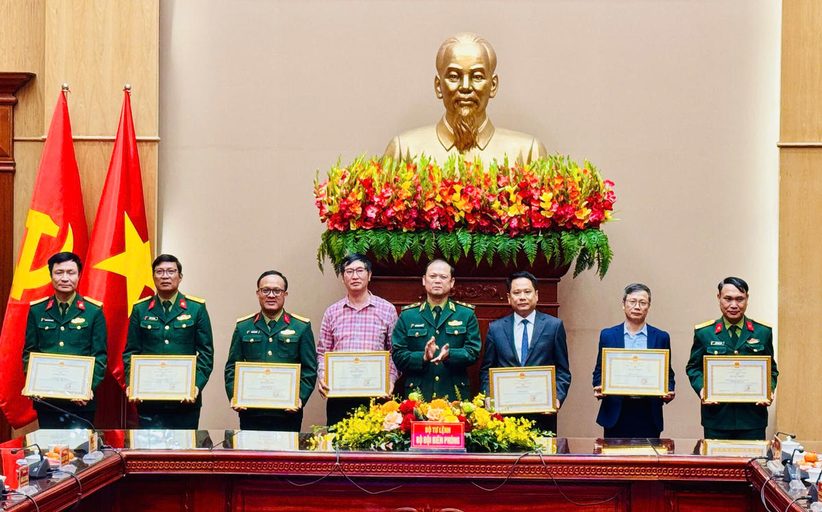 Trung tướng Nguyễn Anh Tuấn trao Bằng khen của Bộ Tư lệnh Bộ đội Biên phòng tặng các tập thể vì đã có thành tích xuất sắc trong công tác tuyên truyền về biên giới và Bộ đội Biên phòng năm 2025. Ảnh: TN.