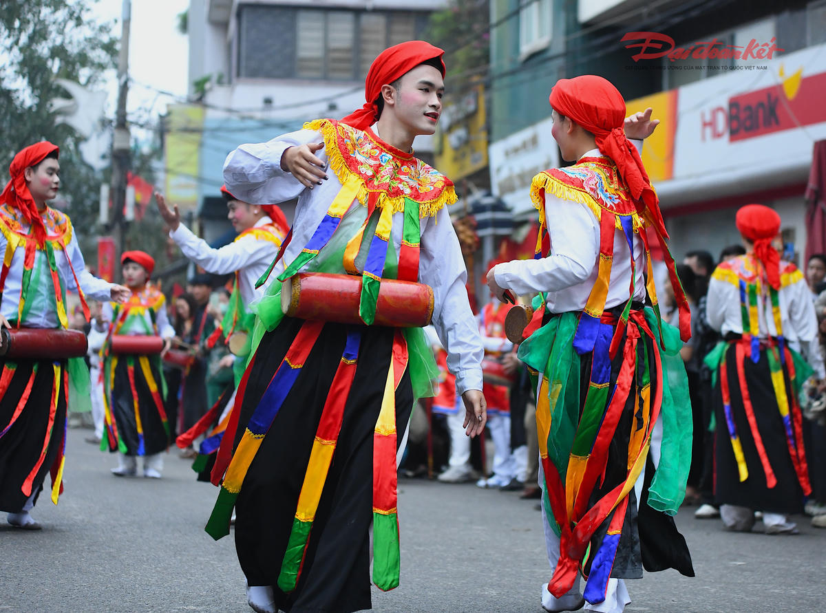 Việc duy trì biểu diễn trong lễ hội truyền thống không chỉ góp phần bảo tồn di sản mà còn khẳng định vai trò chủ thể của người dân trong việc gìn giữ bản sắc. Ảnh: Phạm Sỹ.