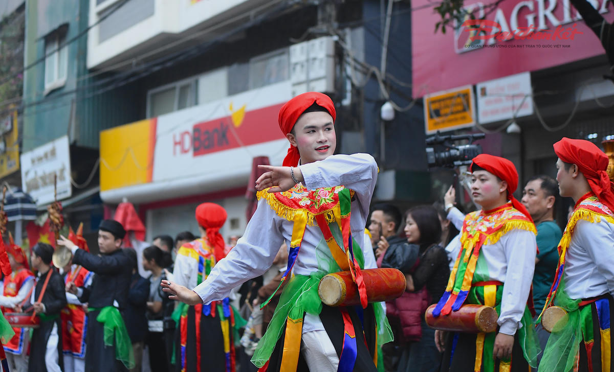 Theo ghi chép, vào thế kỷ thứ VIII, vua Phùng Hưng Bố Cái Đại Vương tập kết các nghĩa sĩ tại làng Triều Khúc để bao vây đạo quân nhà Đường. Để khích động tướng sĩ và cũng là để giải trí cho nghĩa quân, nhà vua đã cho binh lính đóng giả làm gái, ăn mặc sặc sỡ và đeo trống múa bồng. Ảnh: Phạm Sỹ.

