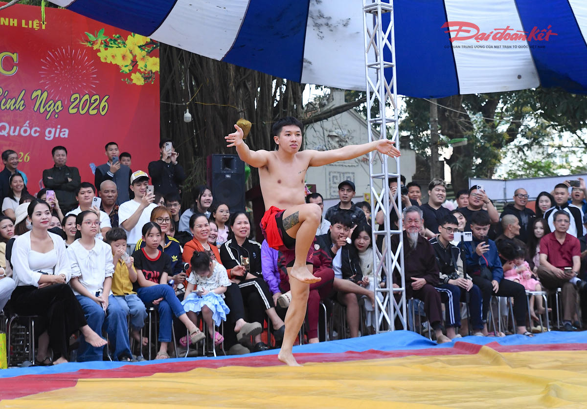 Mở màn mỗi trận đấu là nghi thức “se đài”. Ảnh: Phạm Sỹ.