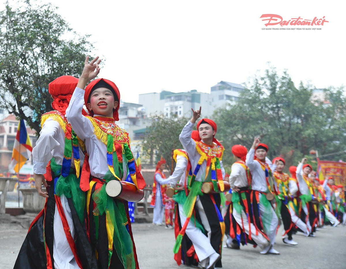 Cái đặc sắc của “Con đĩ đánh bồng” nằm ở sự kết hợp giữa yếu tố linh thiêng của nghi lễ và tính giải trí dân gian. Ảnh: Phạm Sỹ.