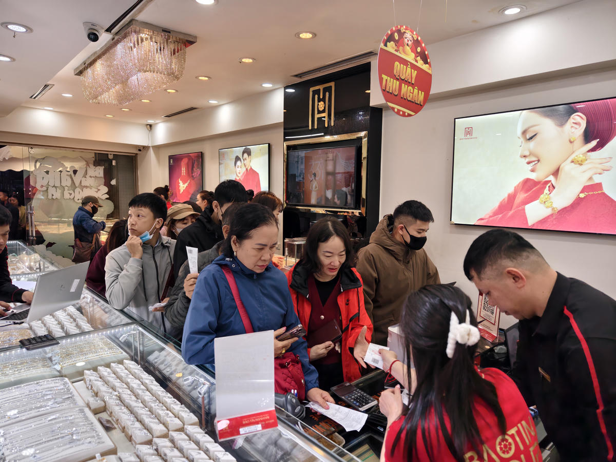 Cửa hàng đông khách mua bán.