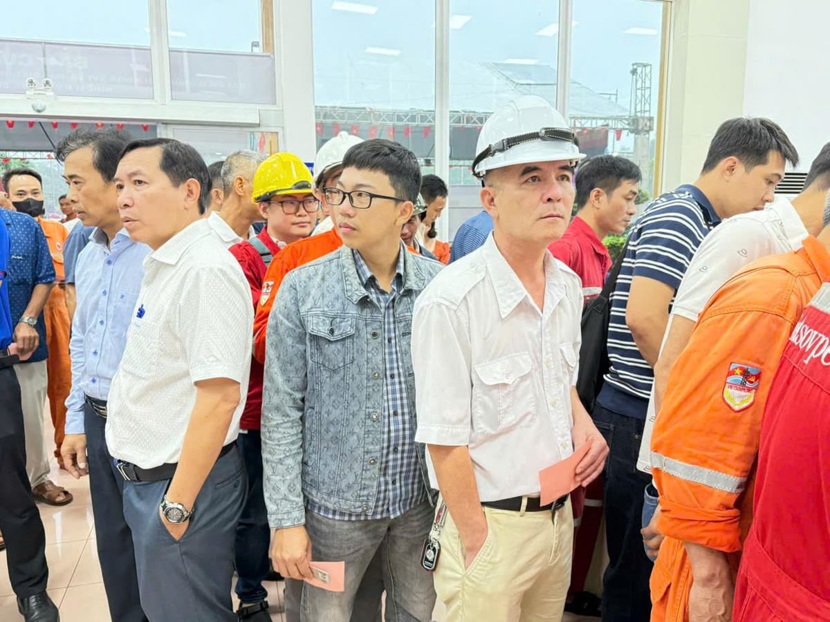 Cử tri nô nức tham gia công tác bầu cử ngay từ sáng sớm. Ảnh: Mạnh Cường.